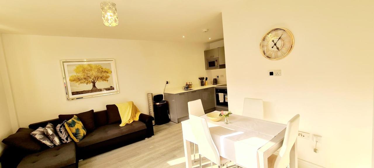 Blue Sapphire Apartment Milton Keynes Bagian luar foto